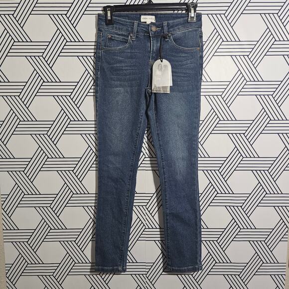 Kendall & Kylie Mid Rise Crop Jeans size 1/2 NWT - Picture 1 of 5